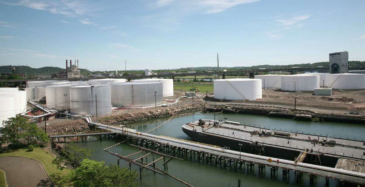 5/11/08 TC080611 6/11/08 TC080611 New Haven--A view of the oil tanks in New Haven Harbor for upcoming business story about home heating oil. . Photo-Tom Cain for the Register ***