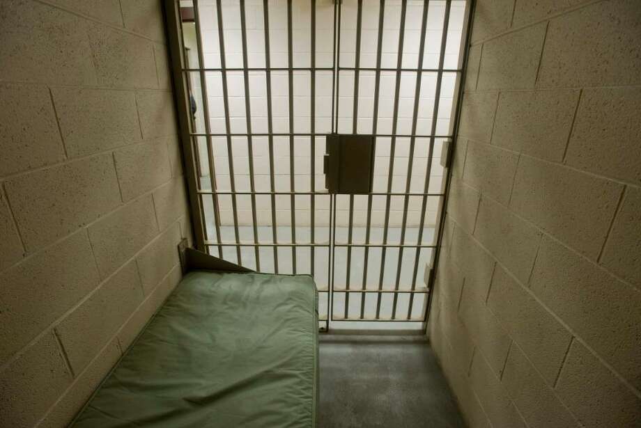 Prison me. Подвешенные клетки тюрьма. Тюрьма Джульет присон. Jail Prison разница. Светильник Prison дерево.