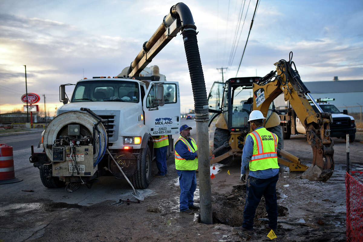 City of Midland employees work to repair a break in a four inch water line near the intersection of Garden City Highway and Fairgrounds Rd on Jan. 9, 2018. James Durbin/Reporter-Telegram