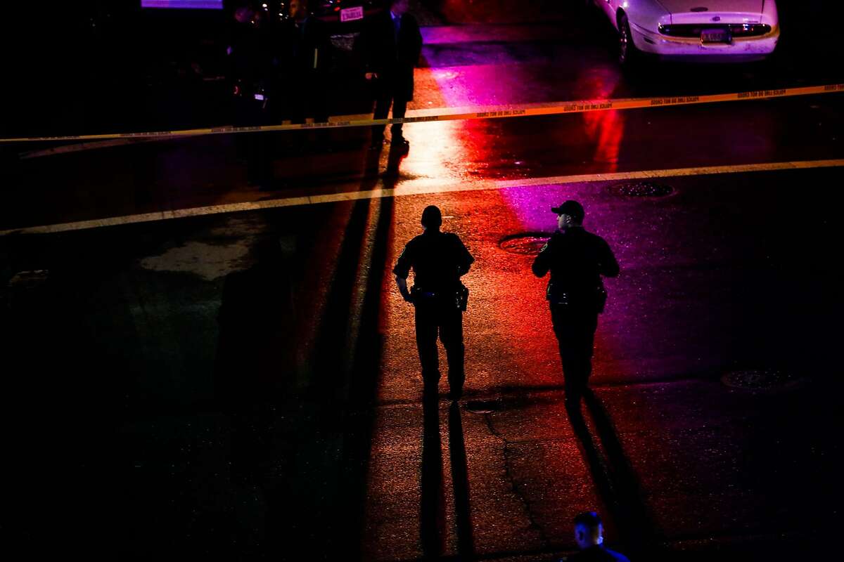 2018年1月3日，周三，西奥克兰巴特站发生枪击事件后，警察走过犯罪现场。
