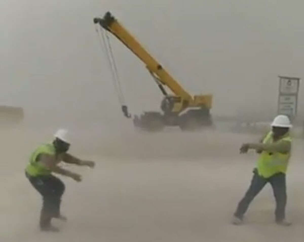 Video Construction workers get caught in dramatic Texas sandstorm