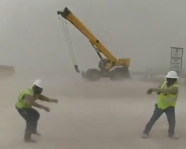 Video Construction Workers Get Caught In Dramatic Texas Sandstorm