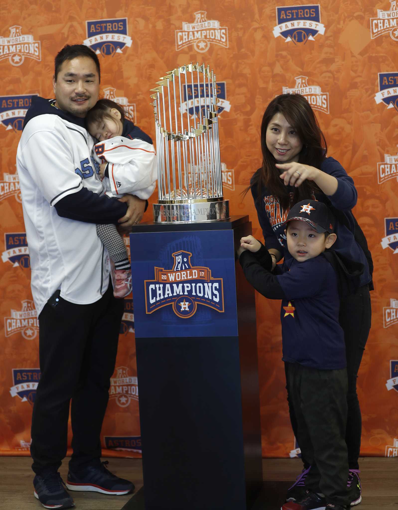 Astros fans get close with players, trophy during FanFest