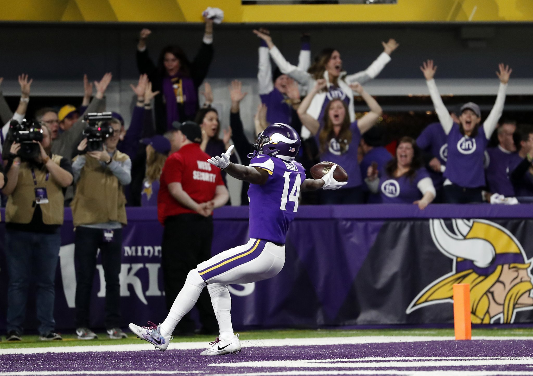 Vikings stun Saints, 29-24, with 61-yard touchdown on last play - CBS News