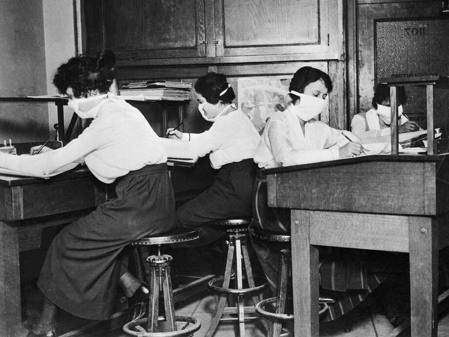 Women wear surgical cloth masks to protect themselves against the flu. An influenza epidemic in the world killed 20 million people between 1918 and 1920. Photo: Bettmann / Bettmann Archive