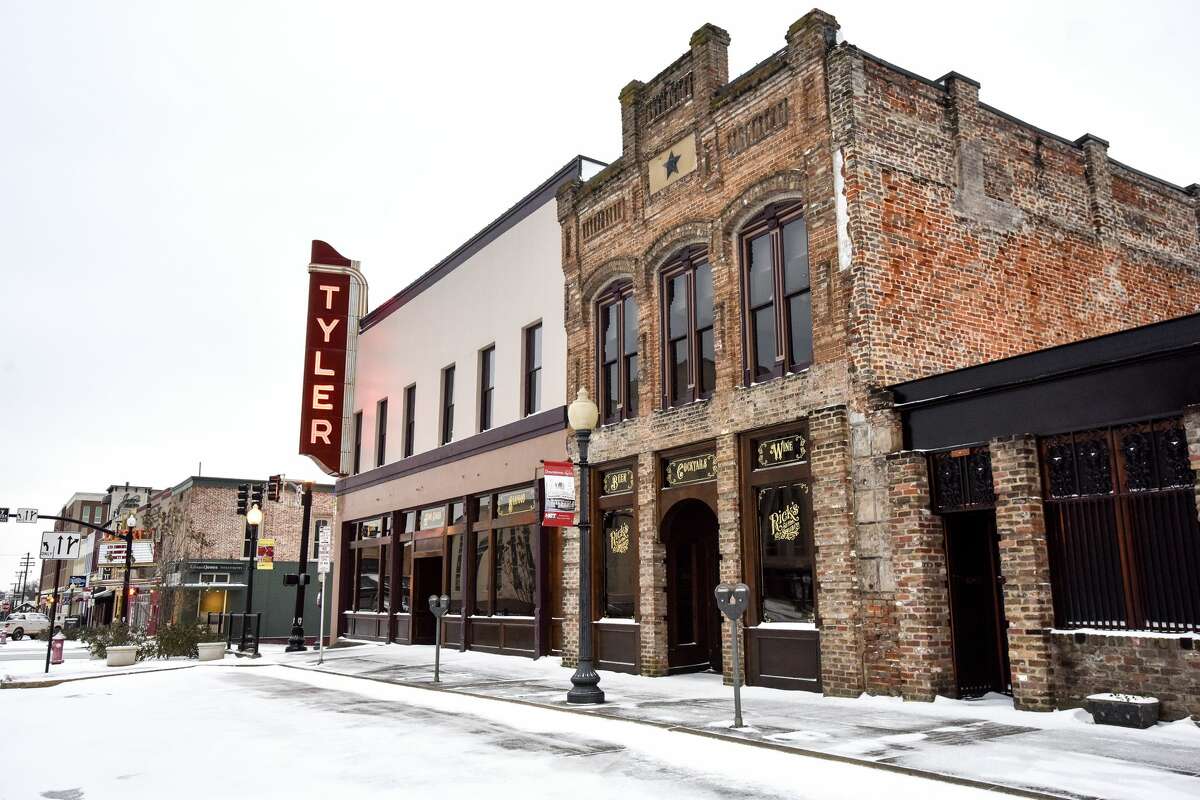 Snow in downtown Tyler, Texas on Tuesday, Jan. 16, 2018. Snow from a winter storm is expected to stay through the day, as temperatures should stay below freezing. Hundreds of flights have been canceled in Texas, where frigid temperatures have left runways â?” and roads â?” dangerously icy. (Chelsea Purgahn/Tyler Morning Telegraph via AP)