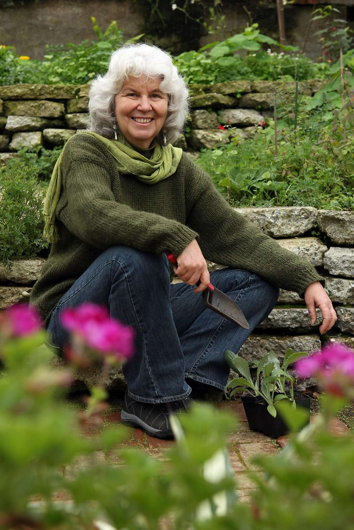 2010年1月15日，星期五，园艺家帕姆·皮尔斯，《金门园艺:旧金山湾区和加利福尼亚海岸全年食品园艺完整指南》一书的作者，坐在她的后院花园里。登录必赢亚洲