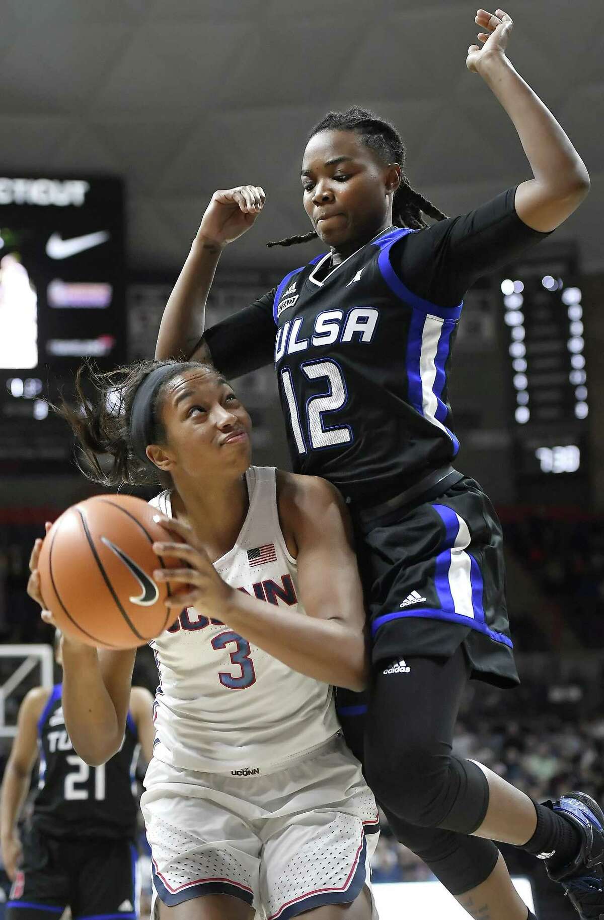 Geno Auriemma irked by effort as UConn women lumber past Tulsa