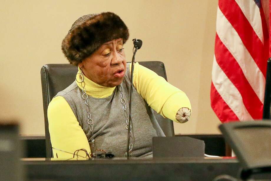 Doris Mixon Smith shows the court where she was attacked while on the stand Friday. Photo: Marvin Pfeiffer /San Antonio Express-News / Express-News 2018