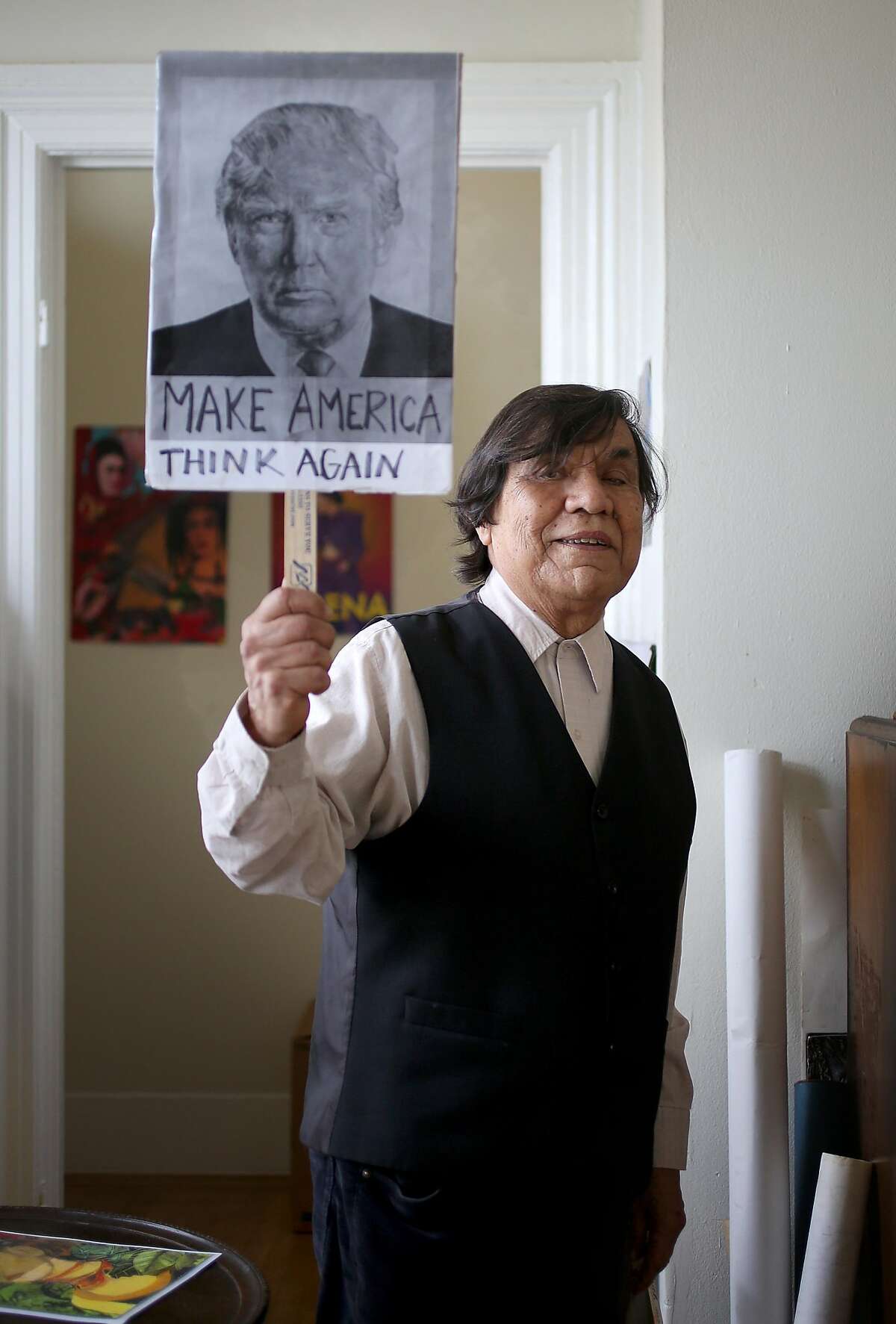 2017年12月15日星期五，在加州旧金山，推广亡灵节和弗里达·卡罗的Ren Ya ez在家中展示了他的一些作品。