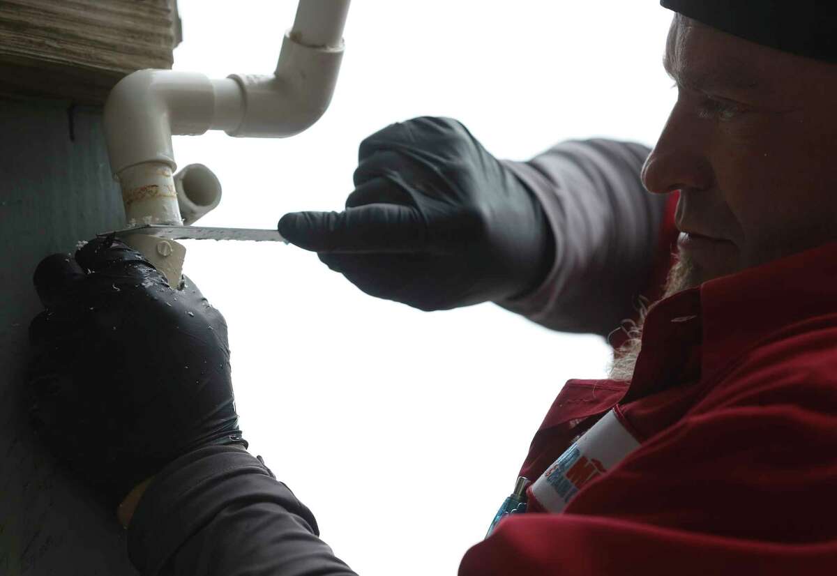 Here's why you should never shower or do dishes during thunderstorm or