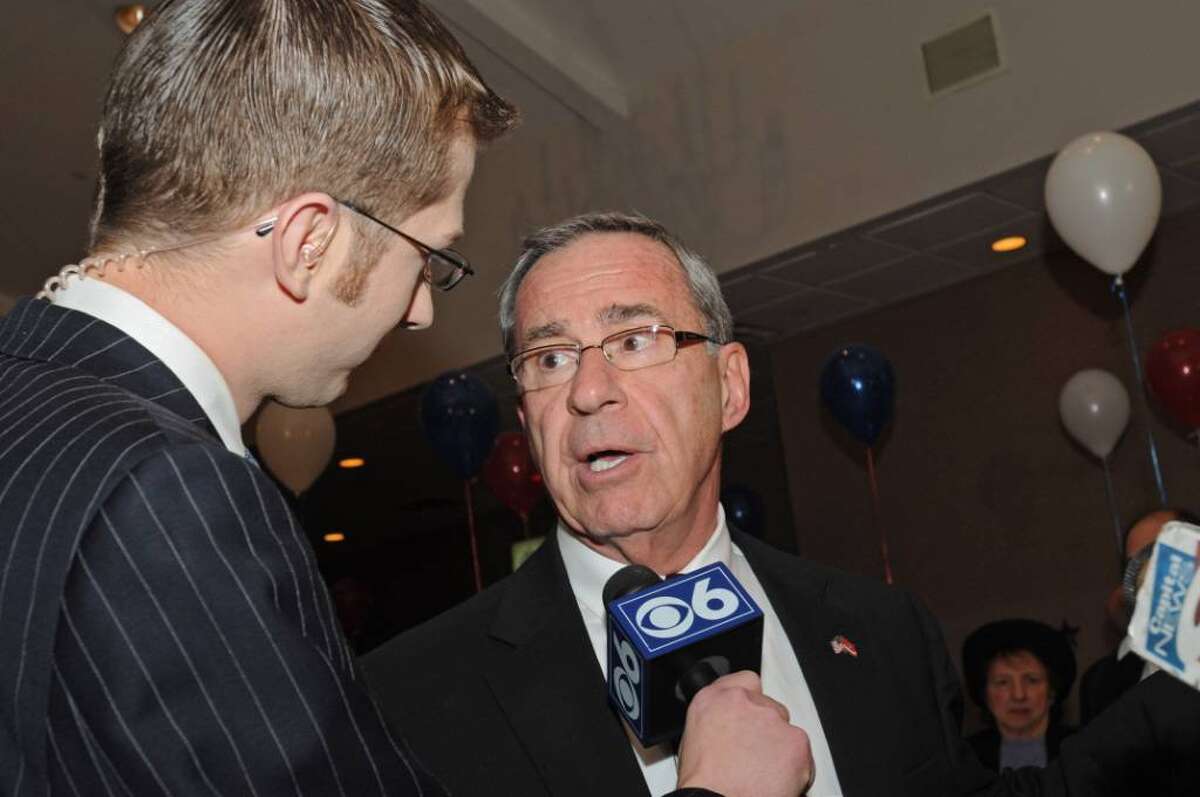 Mahan holds off Hoblock's bid