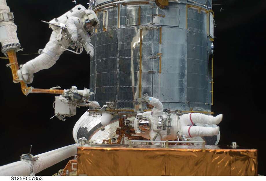 Tethered to the end of the remote manipulator system arm, which was controlled from inside Atlantis' crew cabin, STS-125 astronaut Andrew Feustel navigates near the Hubble Space Telescope, duing the mission's third spacewalk on May 16, 2009. Astronaut John Grunsfeld signals to his crewmate from just a few feet away. Astronauts Feustel and Grunsfeld were continuing servicing work on the giant observatory, which was locked down in the cargo bay of shuttle Atlantis. / Internal