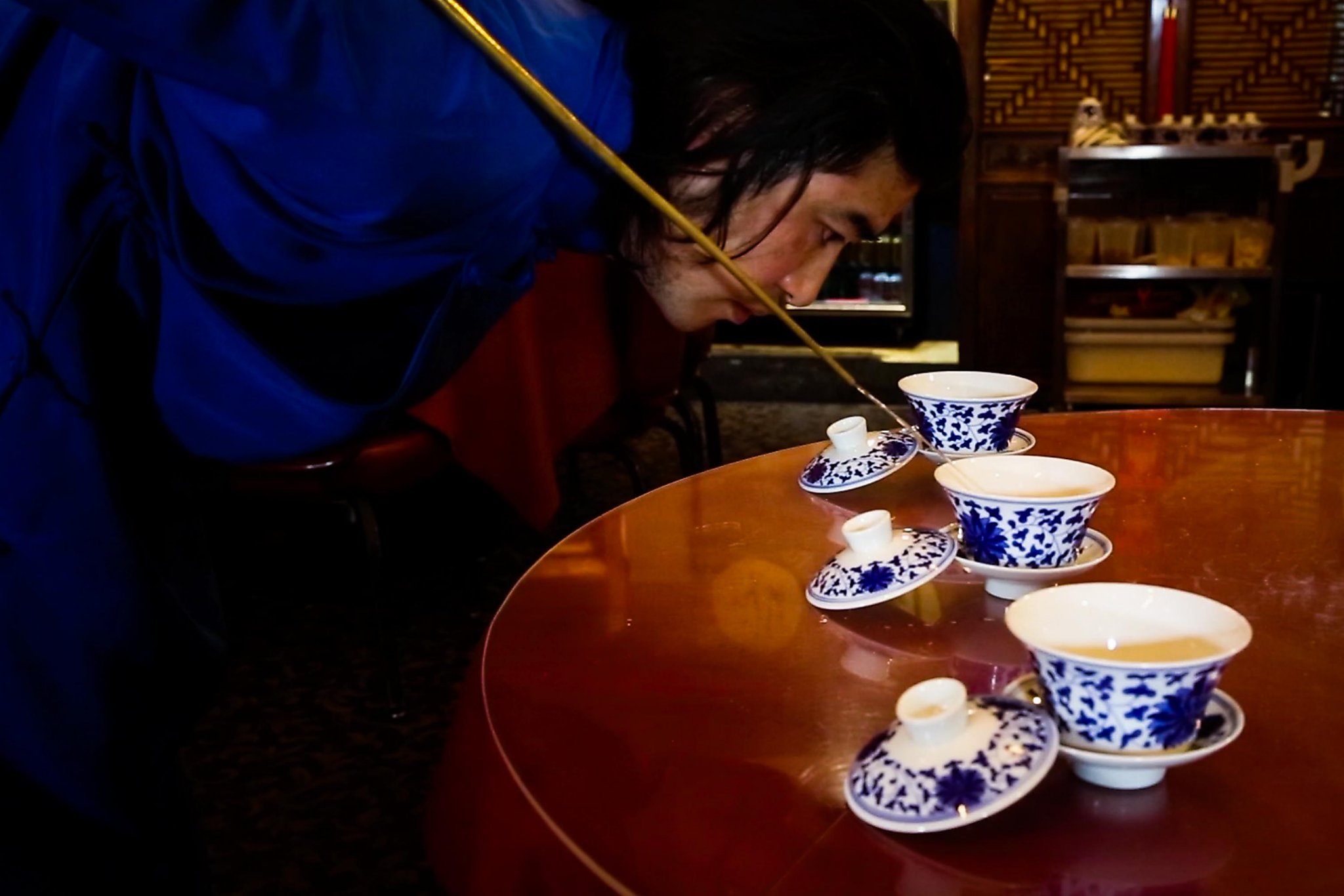 Pouring tea from the long spout tea kettle at the Chengdu Cultural Show