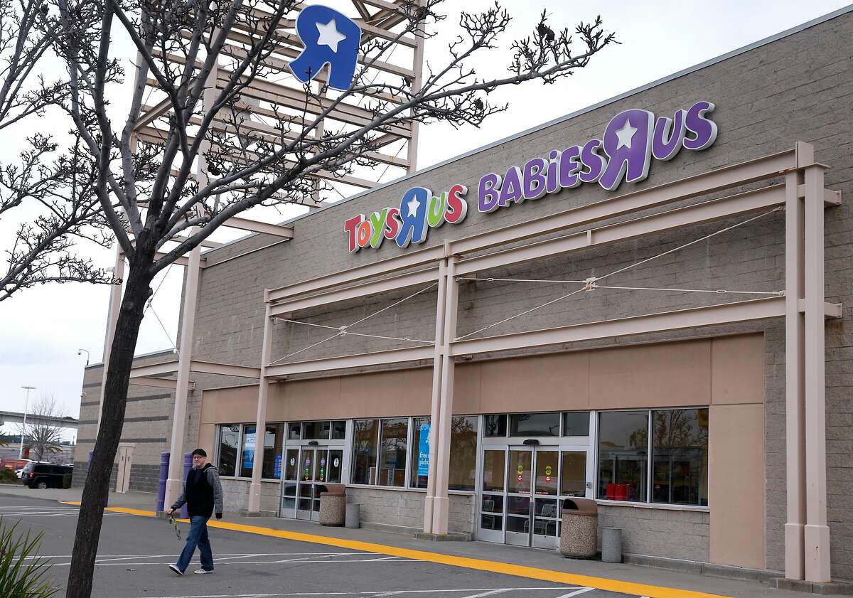2018年1月24日，一名顾客离开位于加利福尼亚州埃默里维尔的玩具反斗城/婴儿反斗城商店。埃默里维尔店是该玩具零售商计划在全国关闭的约180家门店之一。