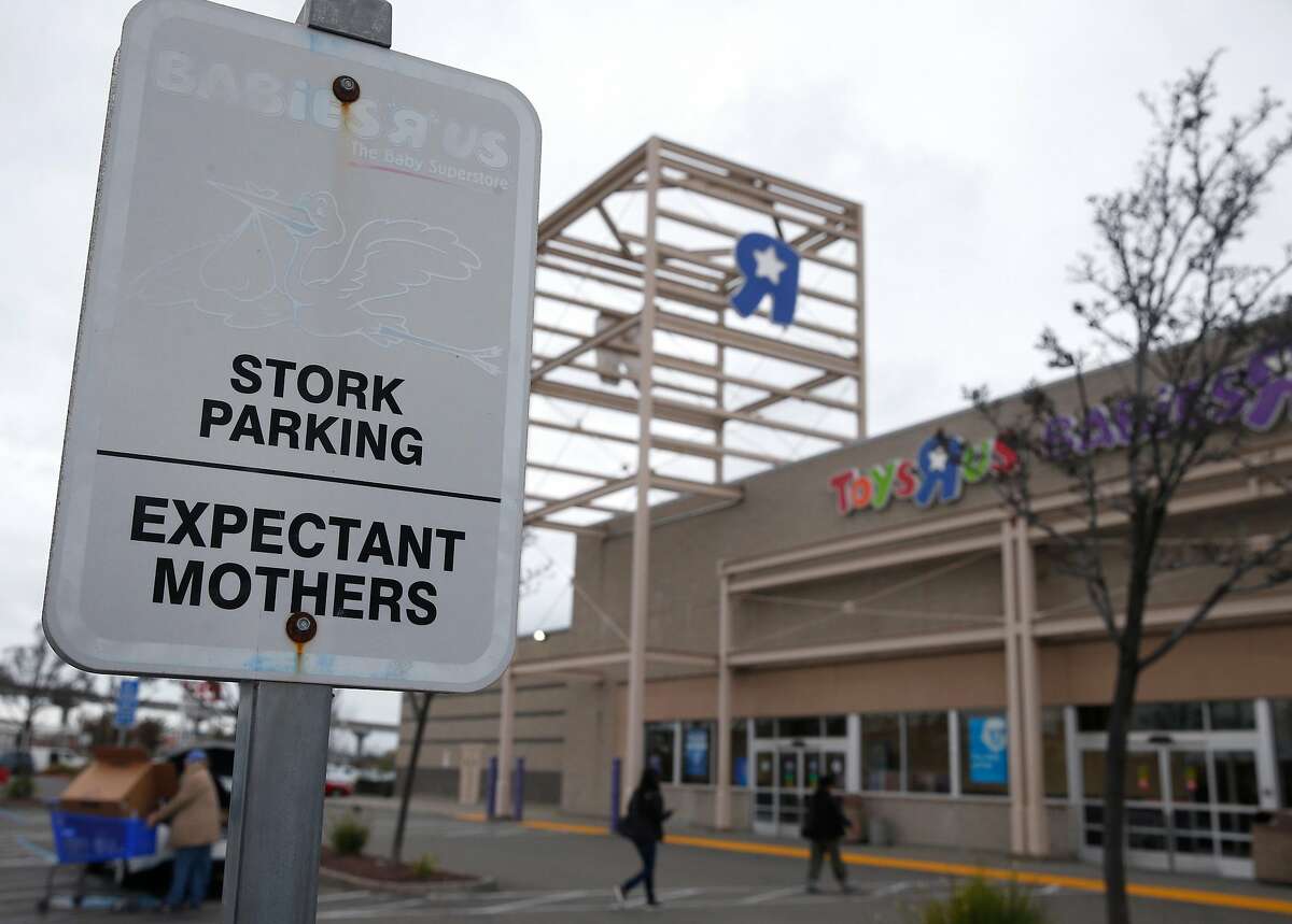 2018年1月24日，怀孕的顾客在加利福尼亚州埃默里维尔的玩具反斗城/婴儿反斗城商店获得优惠停车。埃默里维尔店是该玩具零售商计划在全国关闭的约180家门店之一。