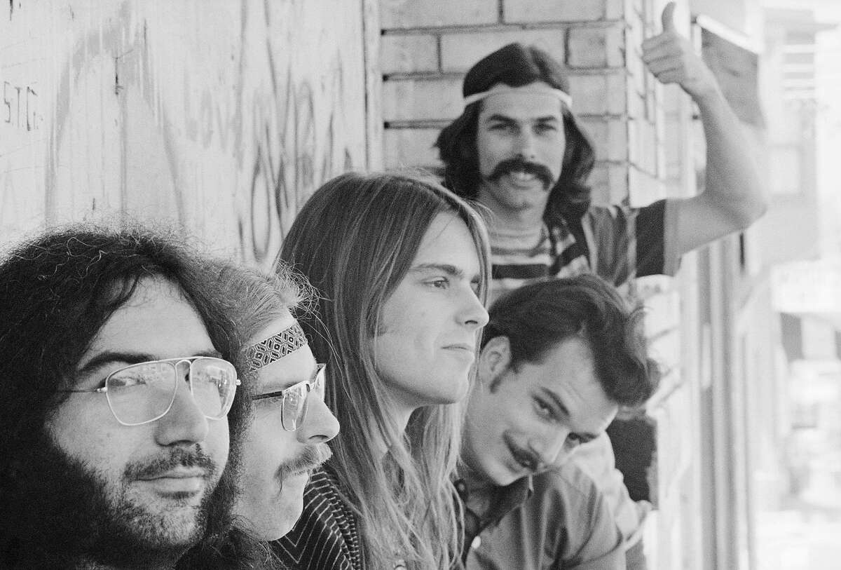 1968, California, Grateful Dead, left to right: Jerry Garcia, Phil Lesh, Bob Weir, Bill Kreutzmann, Mickey Hart (standing).