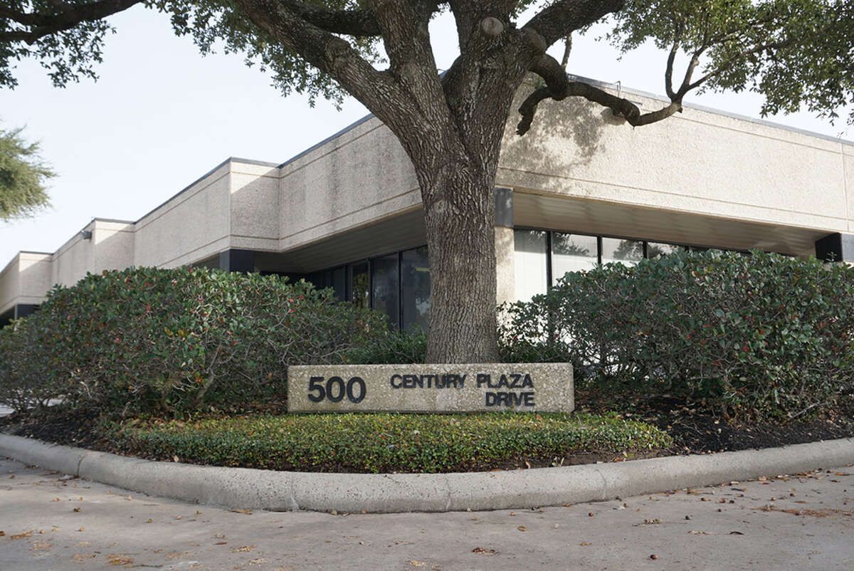 Finial Group has purchased 500 Century Plaza. The 49,640-square foot propertyÂ  was completed in 1984 and has 14 grade-level doors, 14-foot clear heights, varying office space and climate control in portions of the warehouse.Â HFF represented the seller, a partnership of Archway Properties and NewQuest Properties.