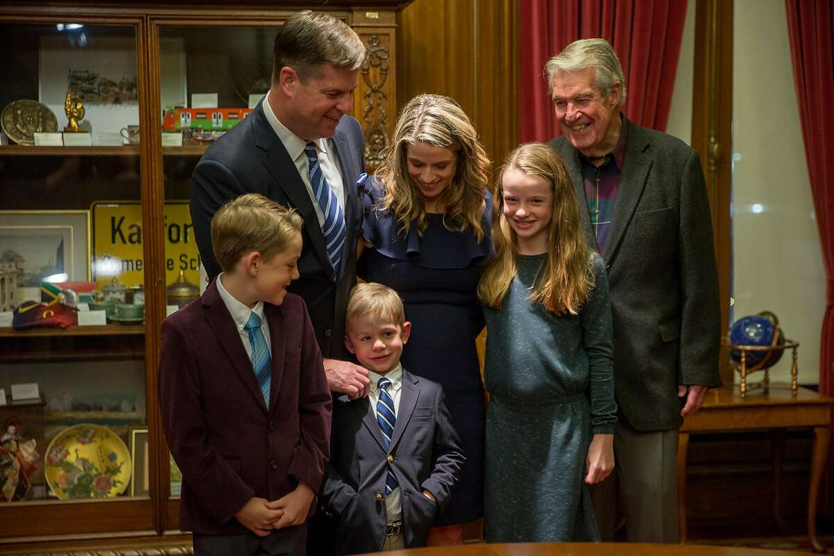 2018年1月23日星期二，加州旧金山，马克·法雷尔(左上)和他的家人在市政厅宣誓就任临时市长之前，法雷尔被监事会投票选为临时市长。