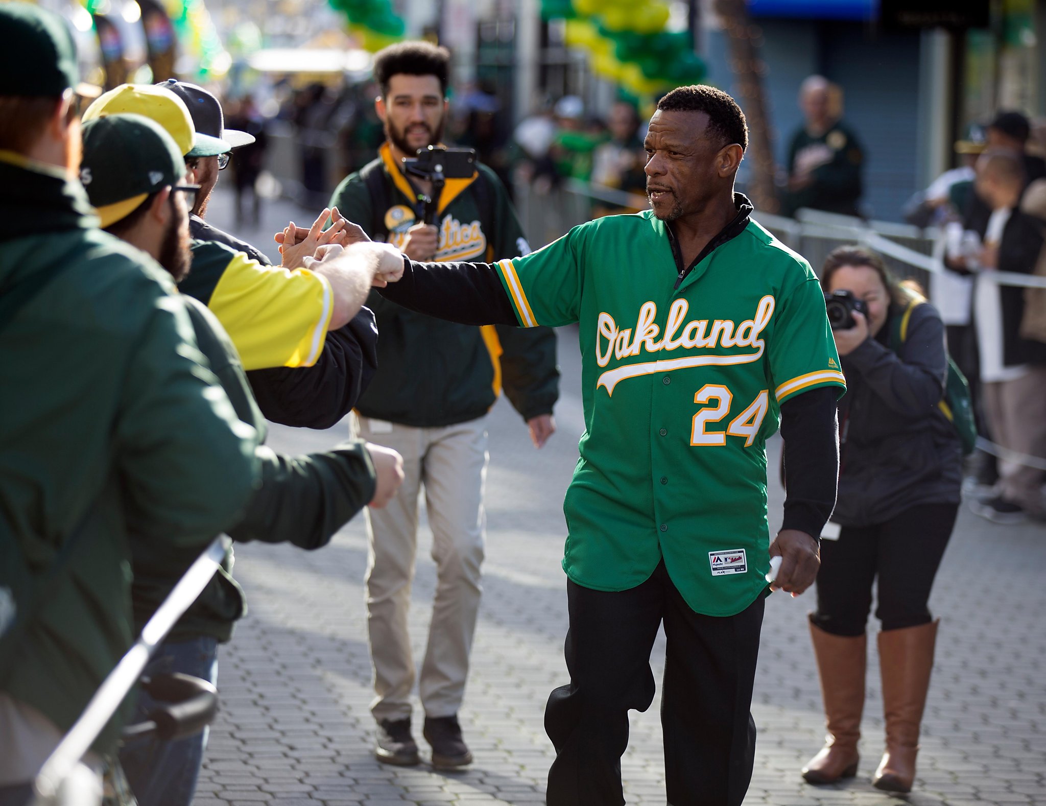 A's Rickey Henderson, 'gung ho' for Kyler Murray, once had shot with Raiders