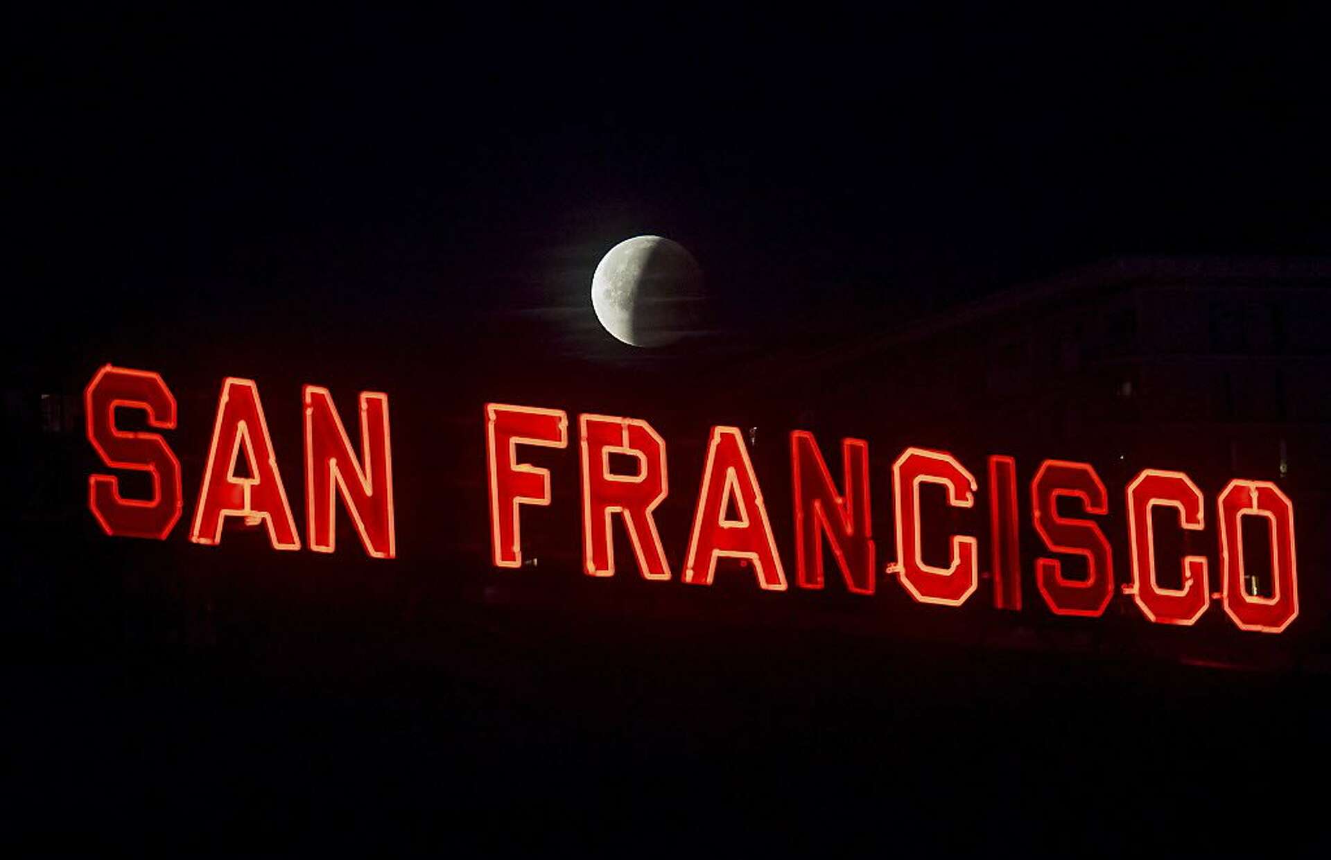 Super blue blood moon brings out Bay Area eclipse fans