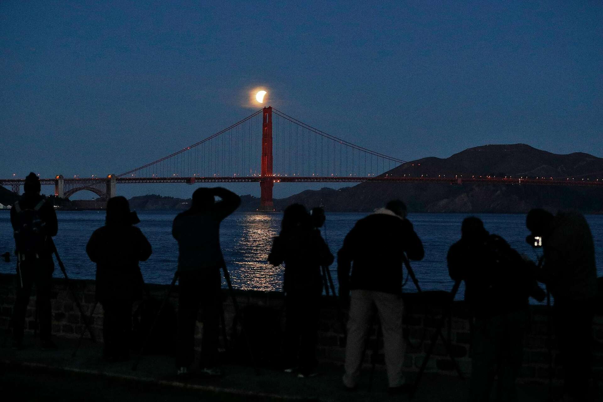 Super blue blood moon brings out Bay Area eclipse fans