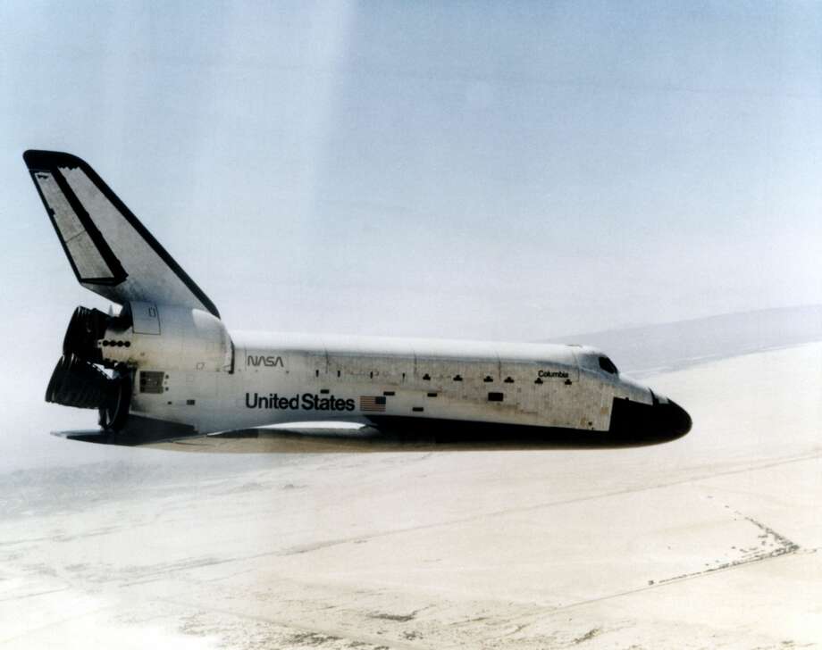 Columbia space shuttle glides down over Rogers dry lake as it heads for landing at Edwards Air Force base April 14, 1981. Photo: Apic/Getty Images