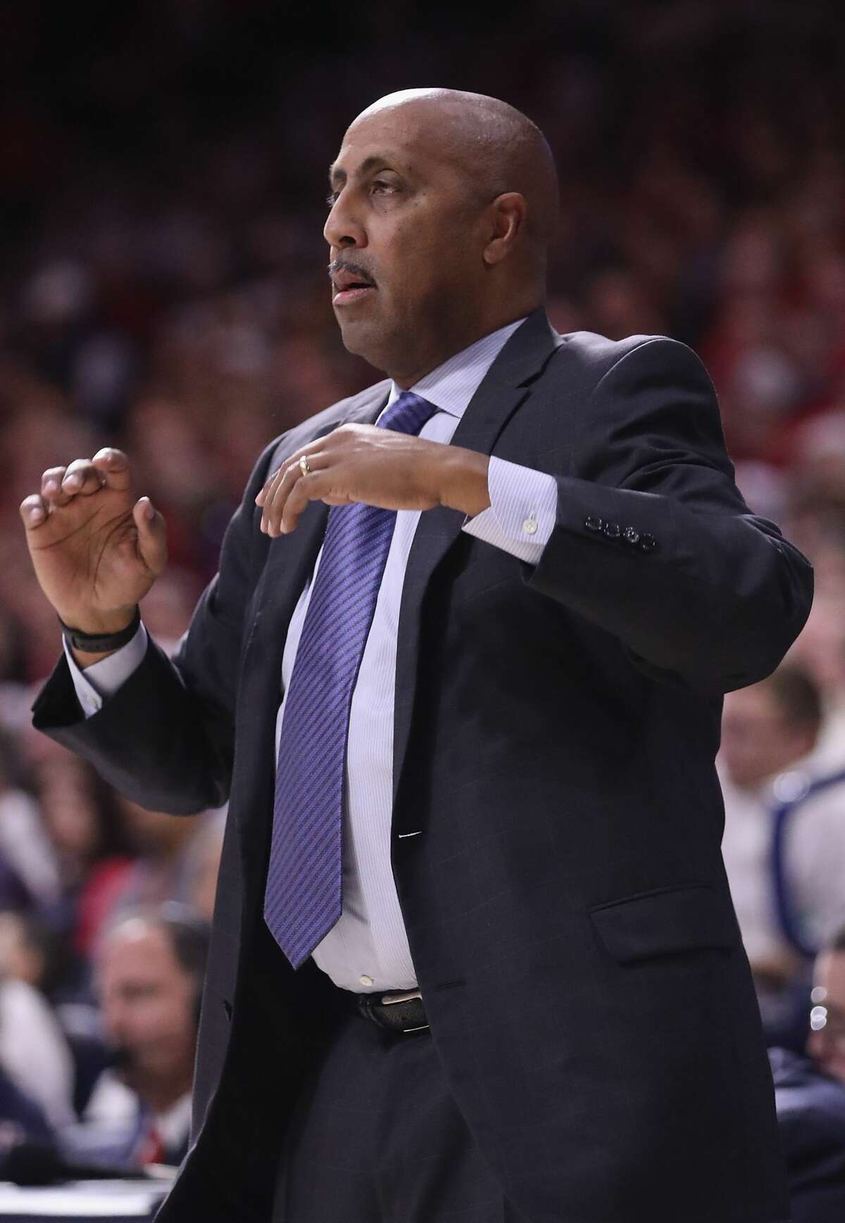 Lorenzo Romar receives standing ovation in UW return