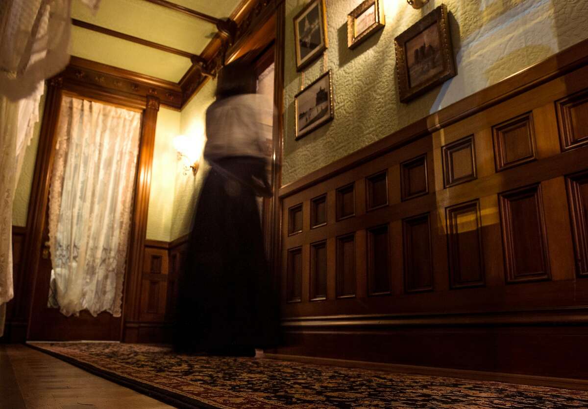 2月2日，在加州圣何塞，一名女子走过温彻斯特神秘屋的走廊，参加好莱坞电影《温彻斯特》首映夜的庆祝活动。
