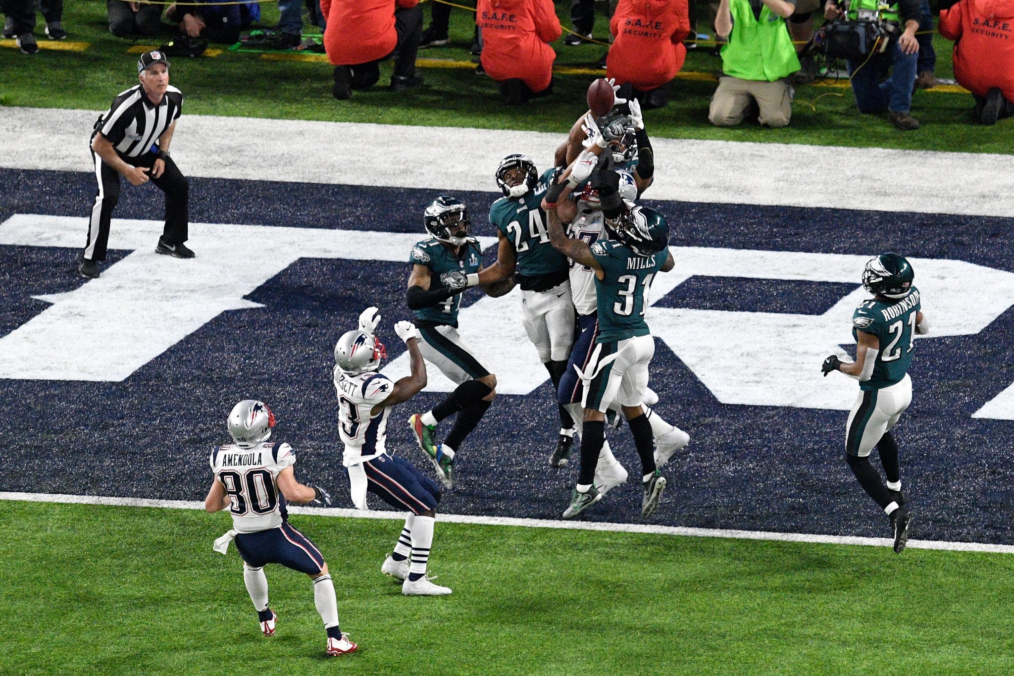 Zach Ertz Carries NFL Vince Lombardi Trophy To Super Bowl