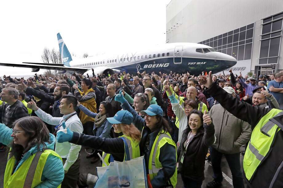 Los trabajadores de Boeing posan frente a un Boeing 737 MAX 7, la versión más nueva del avión más vendido de Boeing, para una foto grupal durante un debut para empleados y medios del nuevo avión el lunes 5 de febrero de 2018 en Renton, Washington. La compañía dice que el avión mejora el diseño de su predecesor, el 737-700, con más capacidad, rango y asientos.  Tras las próximas pruebas de vuelo, se espera que se entregue a los clientes de las aerolíneas a partir de 2019. (AP Photo / Elaine Thompson) Foto: Elaine Thompson / AP