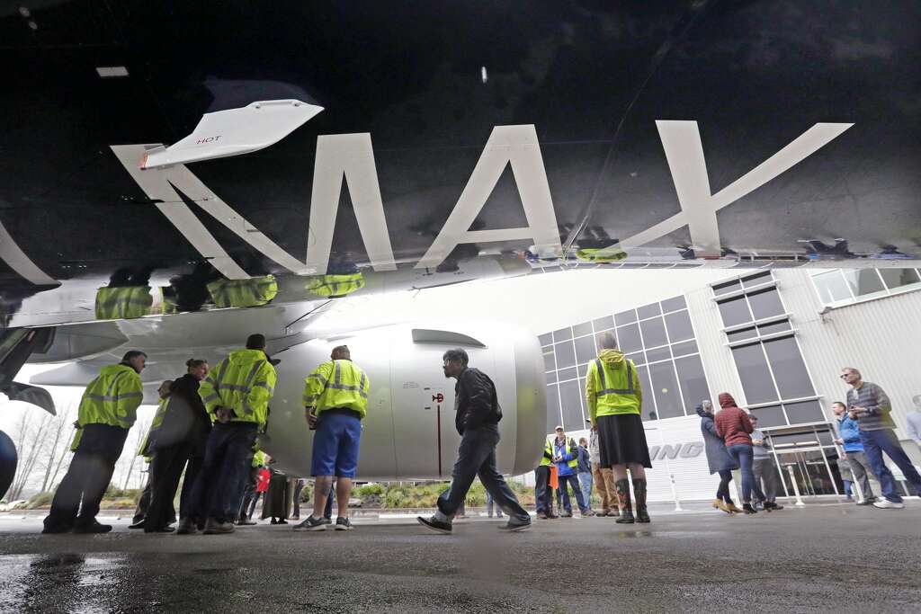 El vientre de un Boeing 737 MAX 7, la versión más nueva del avión de más rápido venta de Boeing, muestra el nombre del modelo mientras se mostraba durante un debut para los empleados y los medios del nuevo avión el lunes 5 de febrero de 2018 en Renton, Washington. La compañía dice que el avión mejora el diseño de su predecesor, el 737-700, con más capacidad, rango y asientos.  Tras las próximas pruebas de vuelo, se espera que se entregue a los clientes de las aerolíneas a partir de 2019. (AP Photo / Elaine Thompson) Foto: Elaine Thompson / AP