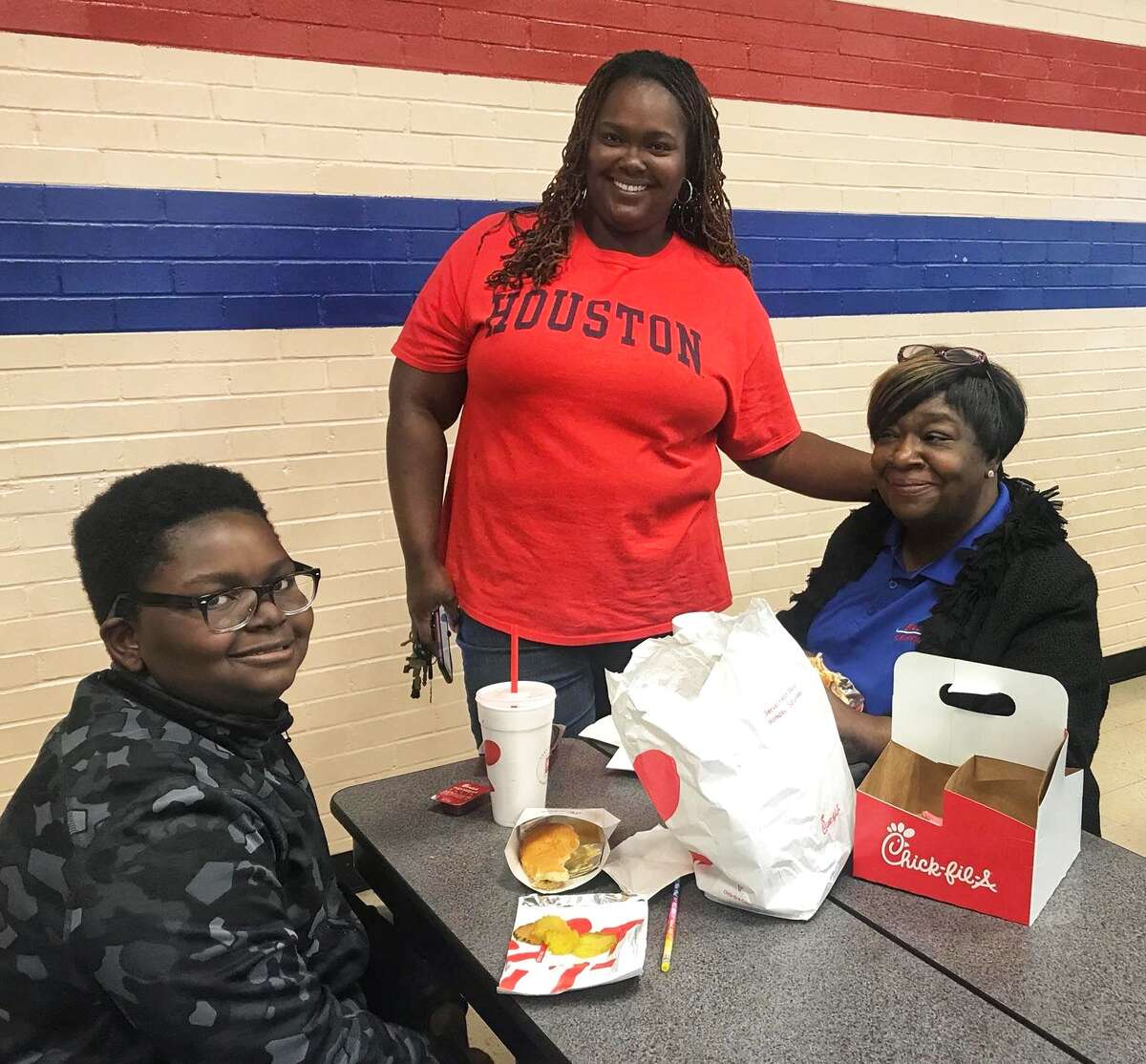 Franks Elementary School hosted a special lunch event last week in honor of campus moms. Staff and students showed their appreciation and enjoyed lunch with more than 150 mothers. Campus administration plans to host these special lunch events every month.