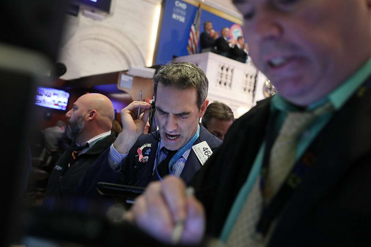 NEW YORK, NY - FEBRUARY 05: Traders work on the floor of the New York Stock Exchange (NYSE) on February 5, 2018 in New York City. Following Fridays's over 600 point drop, the Dow Jones Industrial Average briefly fell over 1500 points in afternoon trading before closing down at 1,175.21 points. (Photo by Spencer Platt/Getty Images)