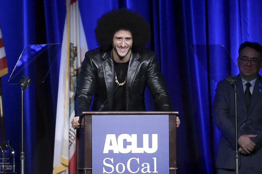 Dezembro 3 2017 - Kaepernick aparece na cerimónia de entrega de prémios depois de ganhar o prémio Courageous Advocate da ACLU. Este é o prémio Muhammad Ali Legacy da Sports Illustrated e o Cidadão do Ano de GQ. Foto: Richard Shotwell, Associated Pressione