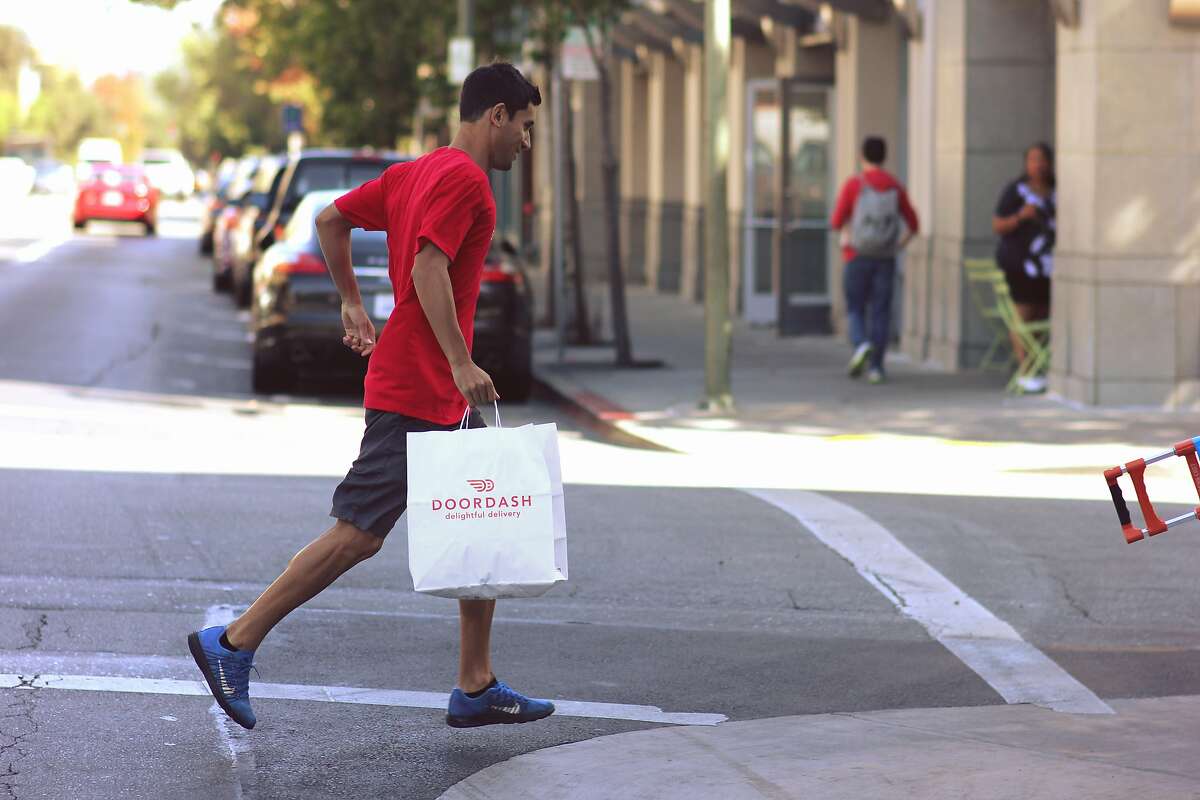 DoorDash doordash.com. DoorDash has more than 80 restaurants to choose from, including chains and independents, according to its website. The app also provides restaurant ratings and reviews. New customers can sometimes find deals such as $1 delivery fee for the first 30 days. Delivery hours are 7:30 a.m. to midnight daily. Fees: During lunch hour, delivery fees were $4 across the board. Fees can vary by restaurant, which may also charge additional service fees. Need to know: The company even adds in some philanthropy with its Project DASH, which focuses on tackling hunger and food waste.