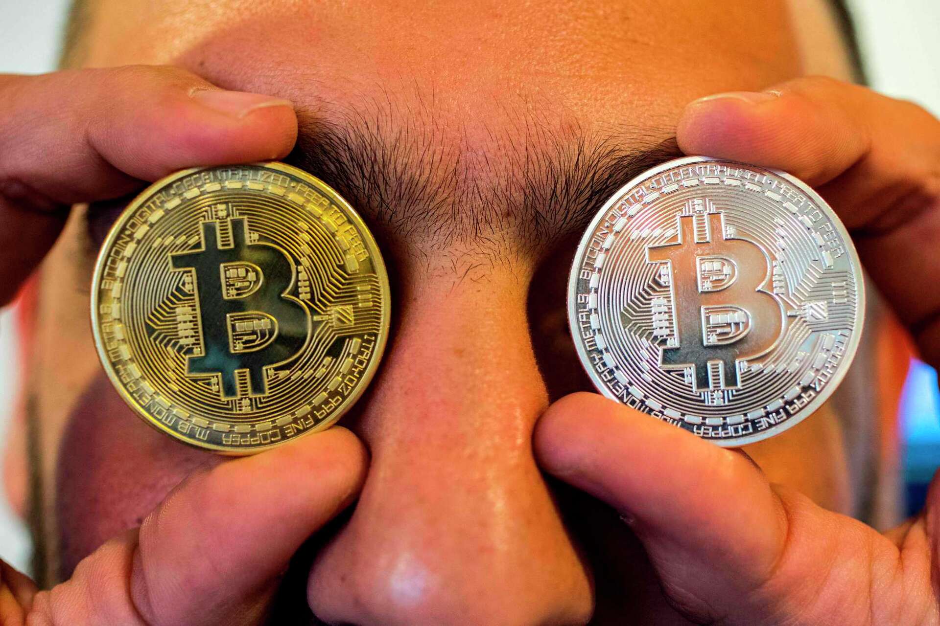 Bitcoin collapses under the pressure of expected government regulation