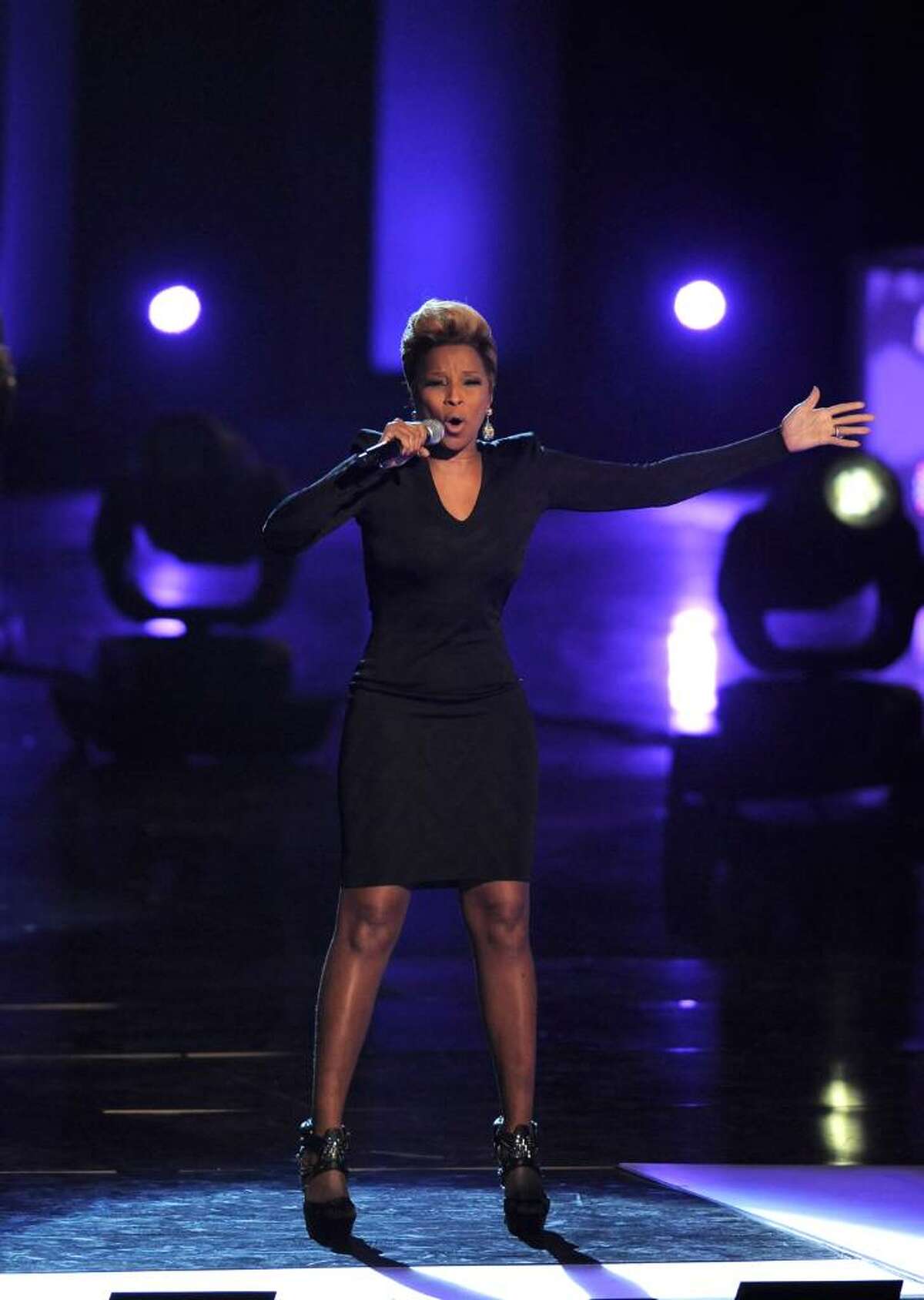 Mary J. Blige performs at the People's Choice Awards on Wednesday Jan. 6, 2010, in Los Angeles. (AP Photo/Chris Pizzello)