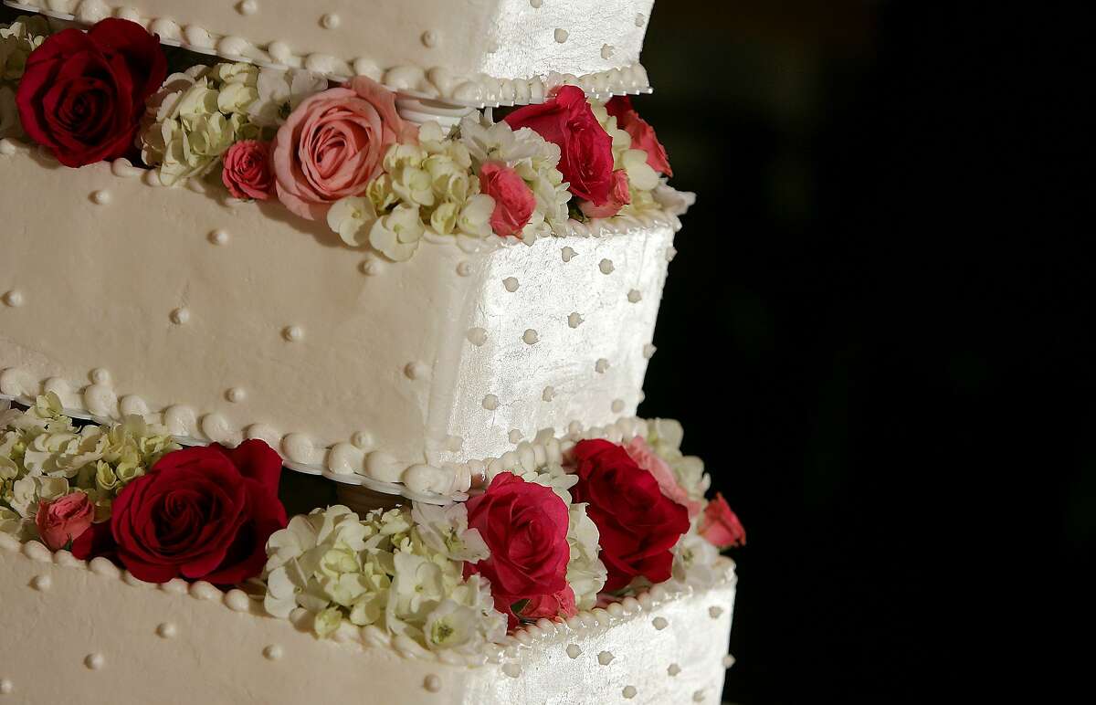 A wedding cake by Cathy Young sits on a table at the Dominion Country Club Saturday afternoon June 11, 2005 before the start of a wedding reception. (WILLIAM LUTHER/STAFF)
