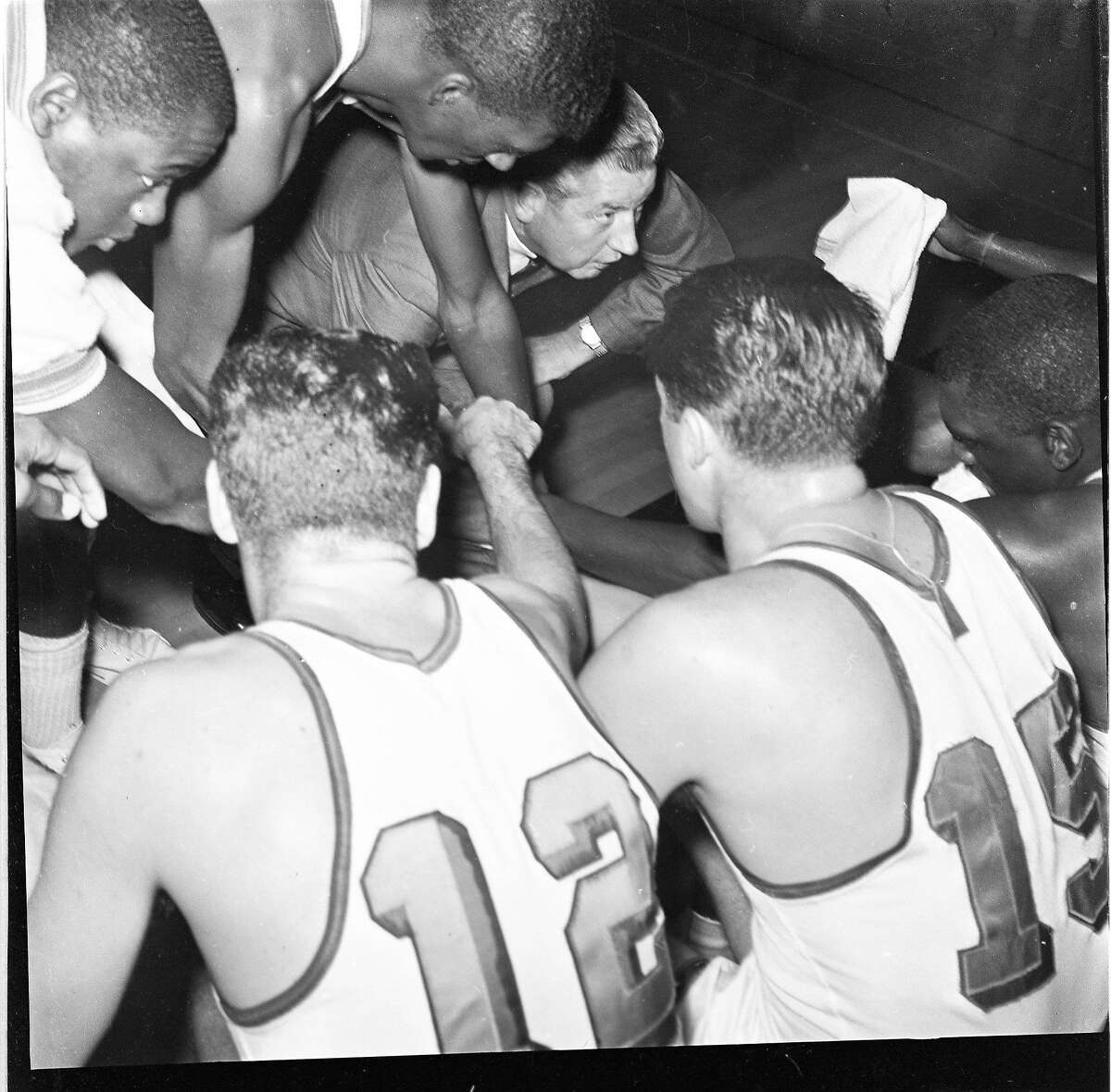 1962年10月26日:旧金山勇士队教练鲍勃·费瑞克在与底特律活塞队的比赛暂停期间向全队发表讲话。