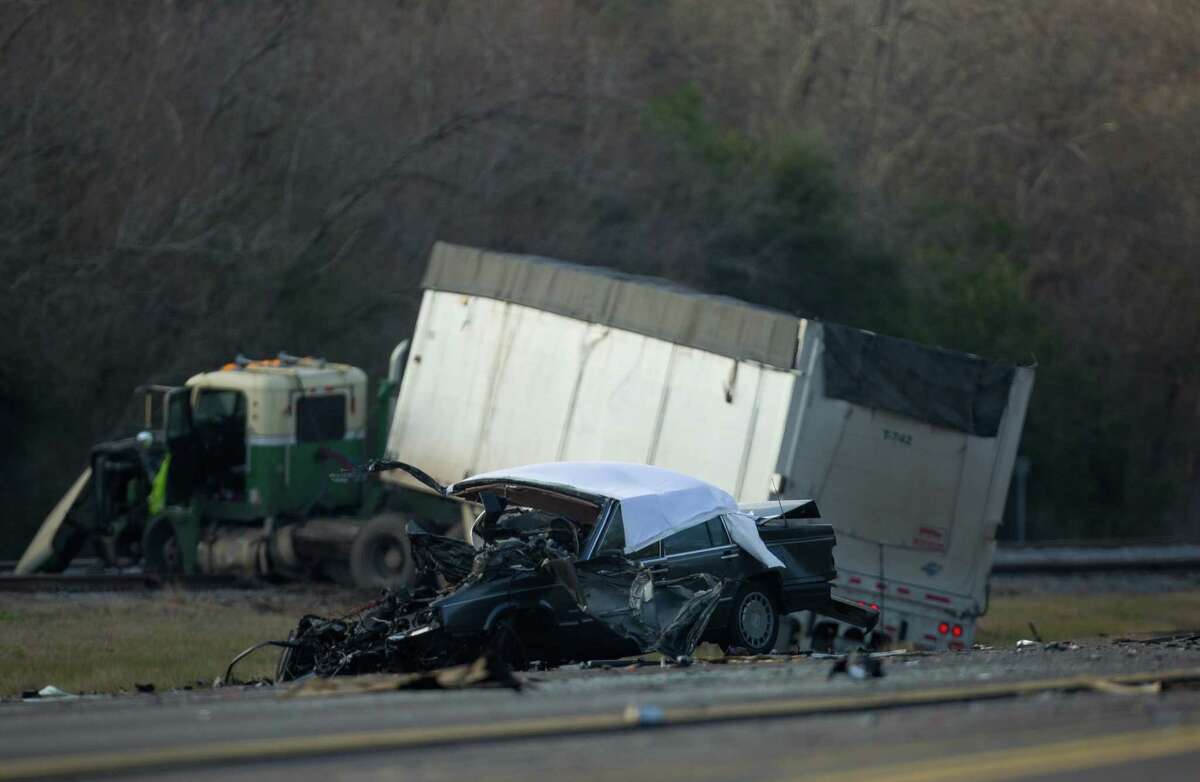 18wheeler fatal wreck closes lanes on Almeda near Reed