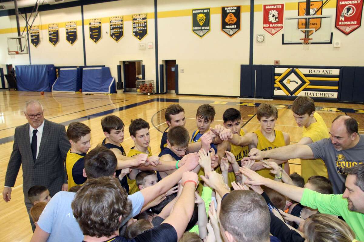 Bad Axe elementary students practice with the varsity basketball team Thursday.