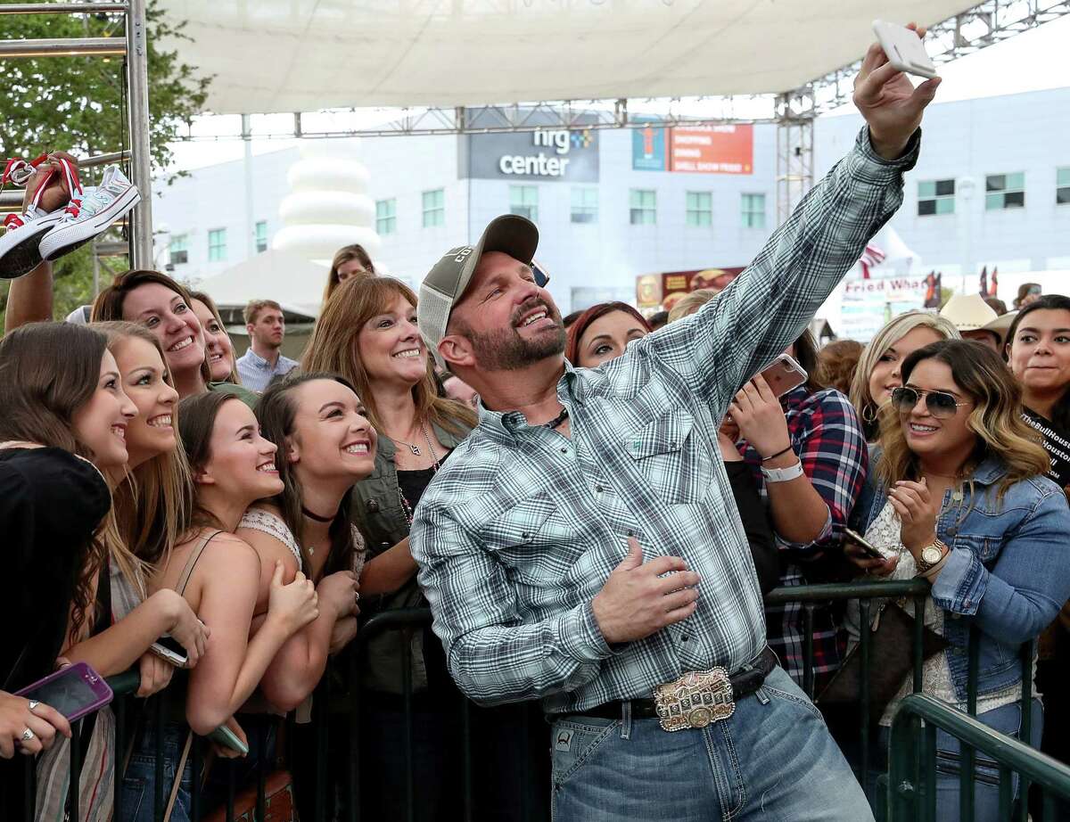 Garth Brooks takes pictures with fans after a press conference announcing that he will play the opening and closing nights of the 2018 Houston Livestock Show and Rodeo, Thursday, March 16, 2017, in Houston. ( Jon Shapley / Houston Chronicle )