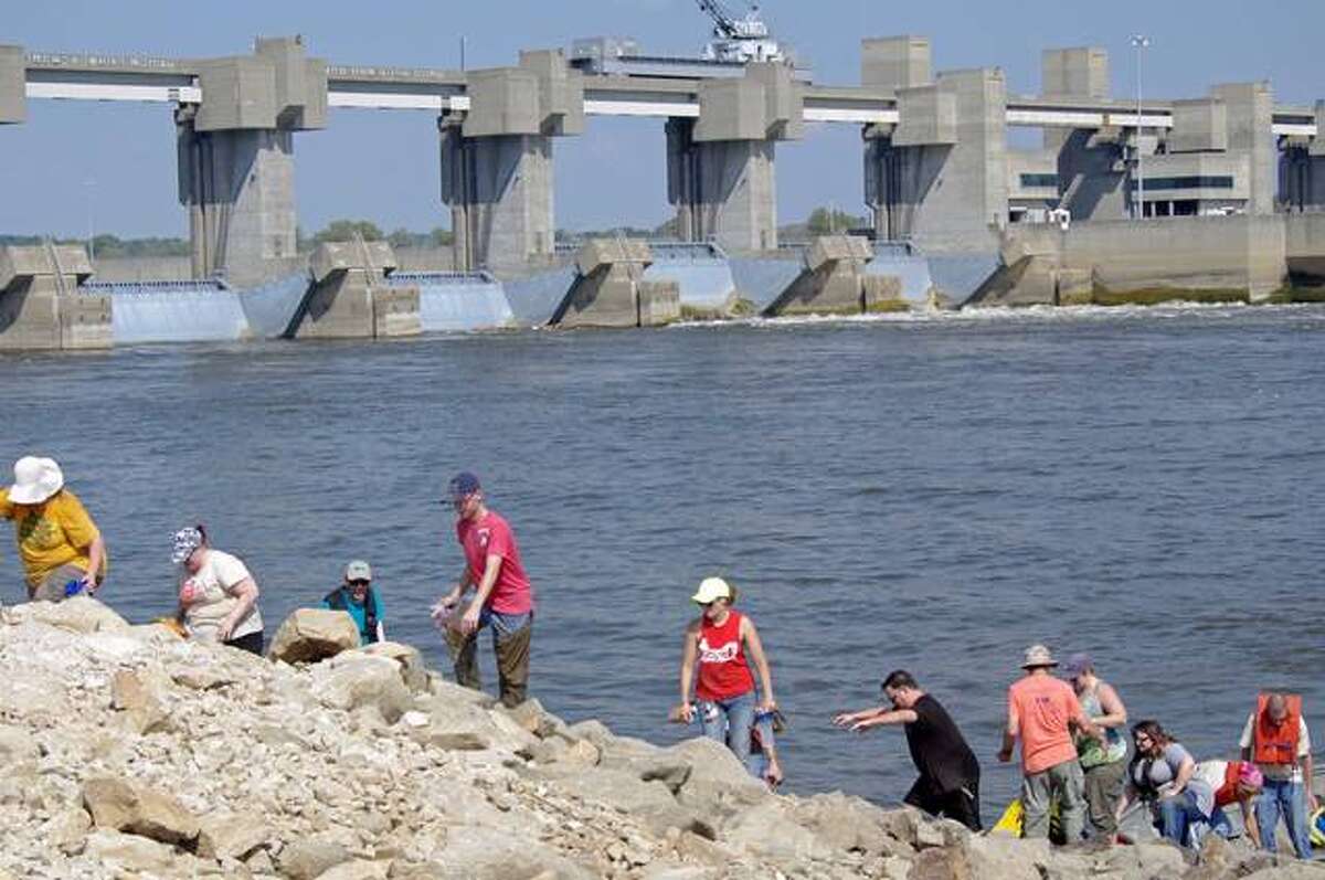 78 volunteer in 11th Annual Great Mississippi River Clean Up