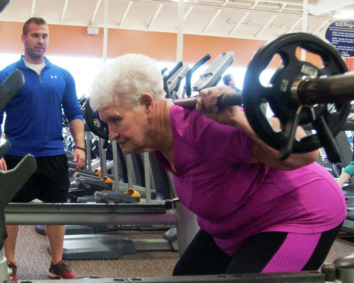 Edwardsville teen sets national deadlifting record