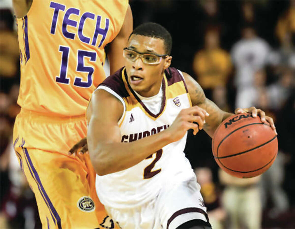 Central Michigan’s Shawn Roundtree Jr. (right) drives past a Tennessee Tech defender during a Dec. 9 game at Mount Pleasant, Michigan. Roundtree, a junior from Edwardsville leads the 9-2 Chippewas in scoring and rebounding, will take on the visiting SIUE Cougars on Friday night.