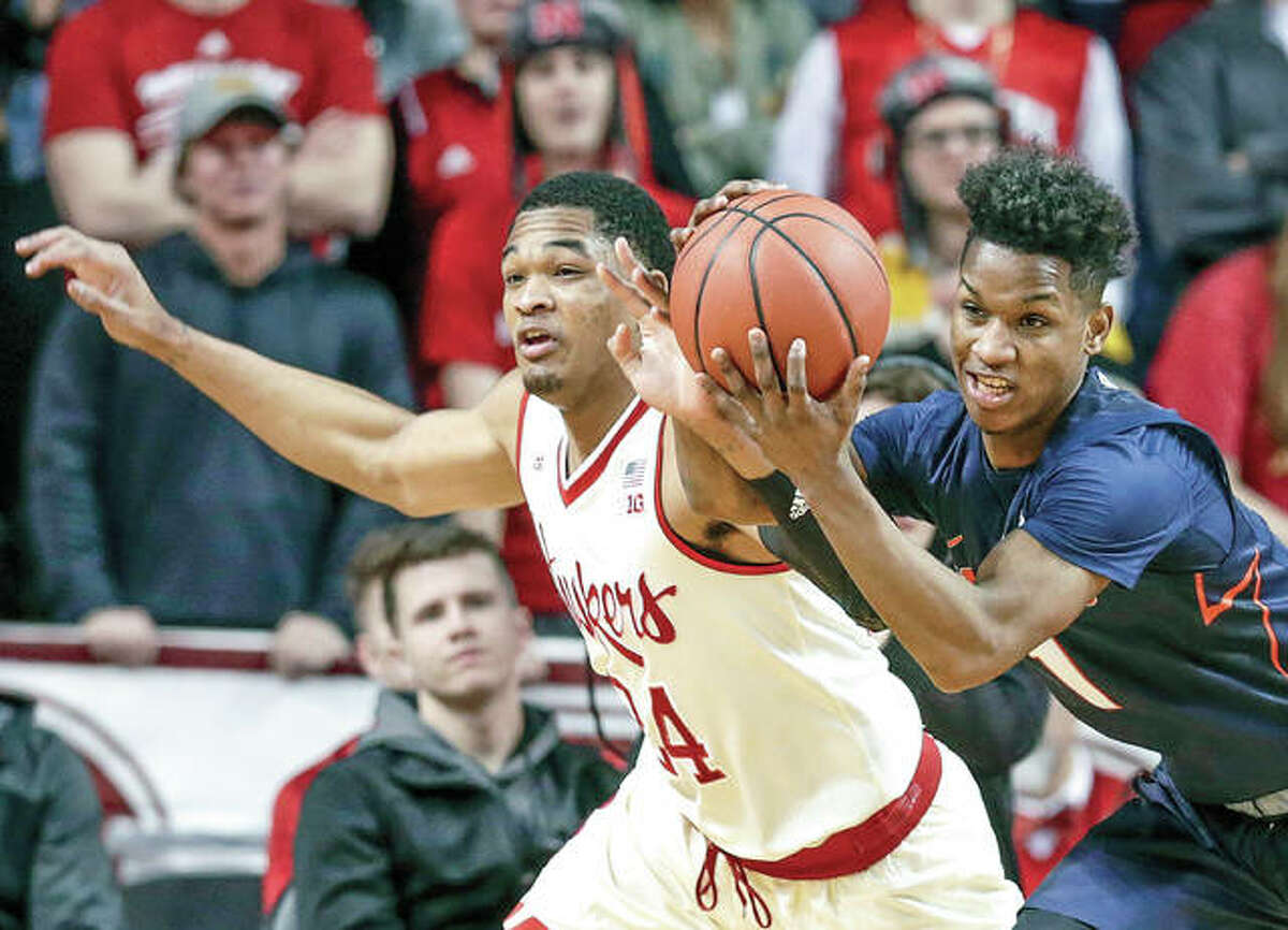Trent Frazier of Illinois (1) and Nebraska’s James Palmer Jr. go for a rebound during Monday night’s game in Lincoln, Neb.