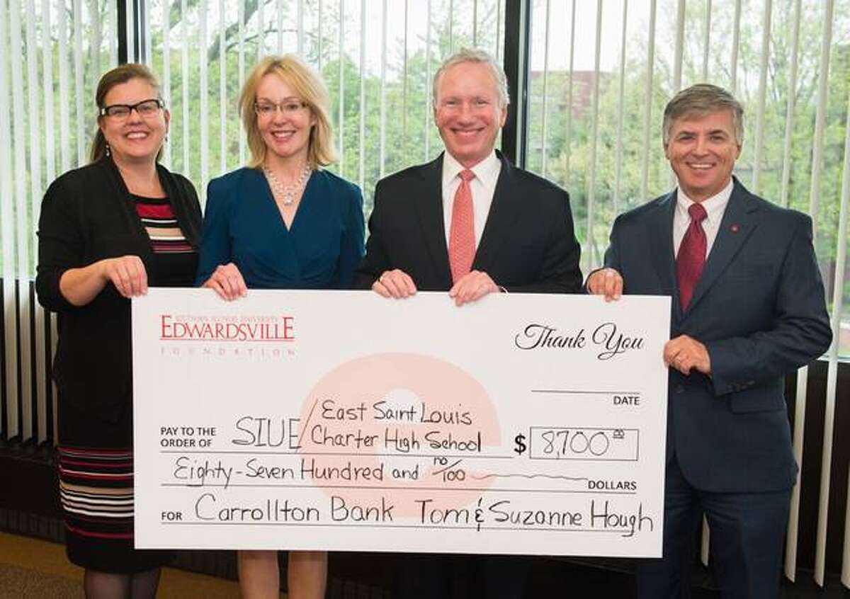 Carrollton Bank donates textbooks, laptops to SIUE East St. Louis Center