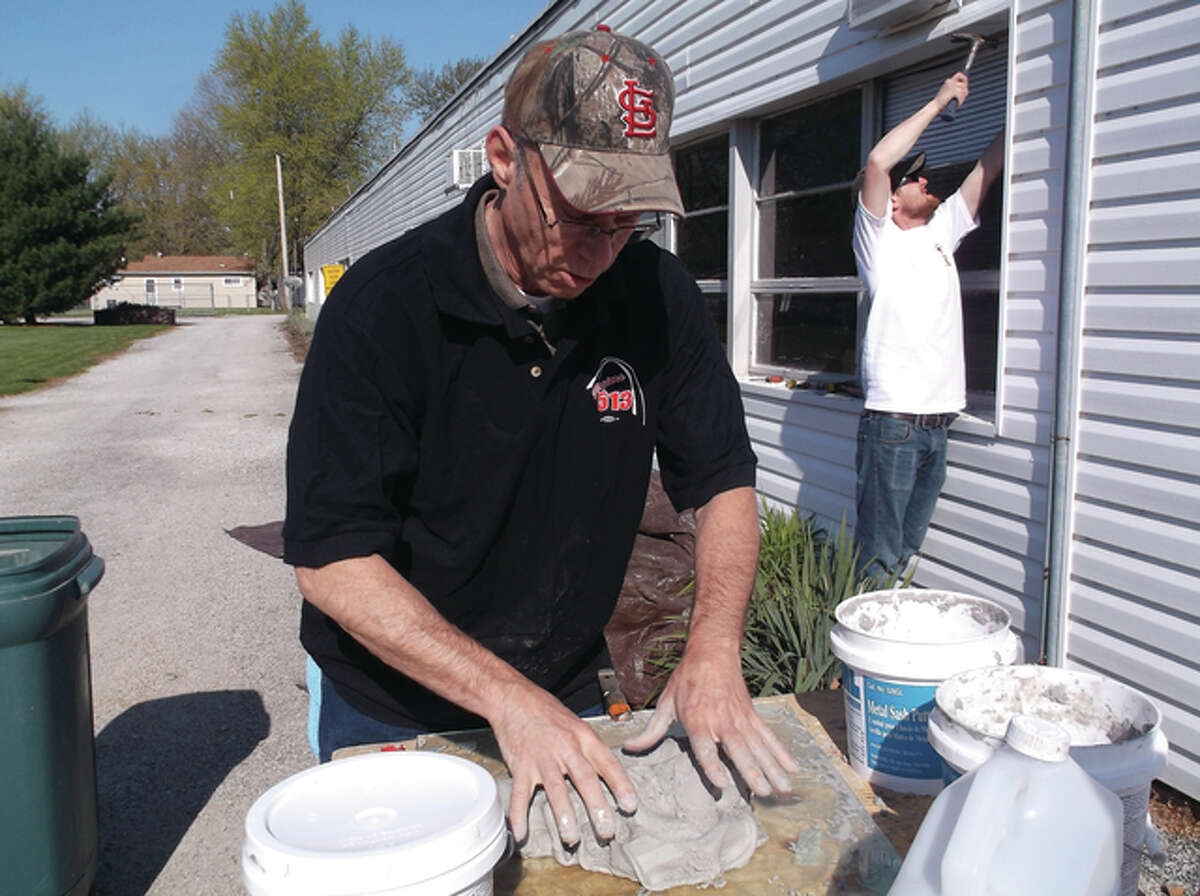 Eighteen volunteers from Local 513 of Glaziers, Architectural Metal and Glass Works, affiliated with Painters District Council 58 of St. Louis and Southern Illinois, showed up at the faith-based charity on April 16.