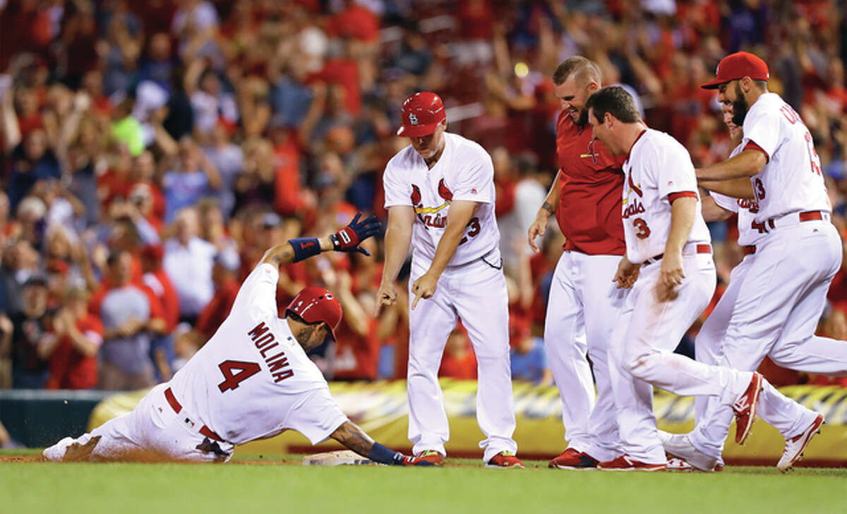 Cardinals score five in ninth to stun Reds, 5-4